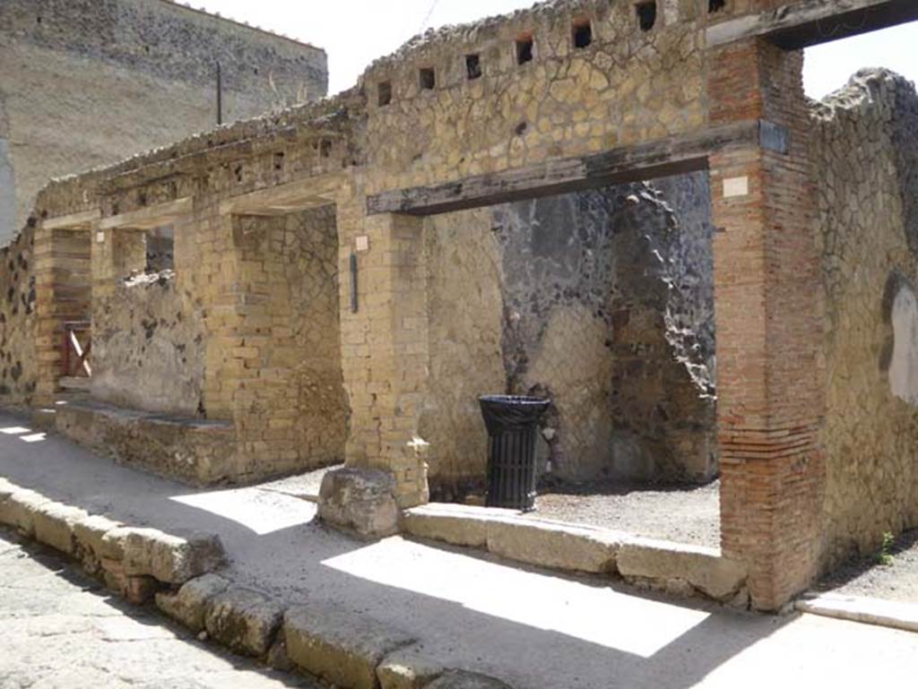 IV.7, Herculaneum, September 2015. Looking towards doorways to IV.7, in centre, and IV.6, on right. Photo courtesy of Michael Binns.